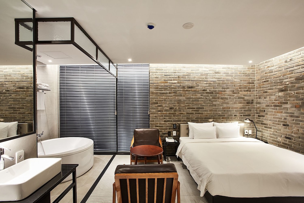 Hotel Wanted 27/70