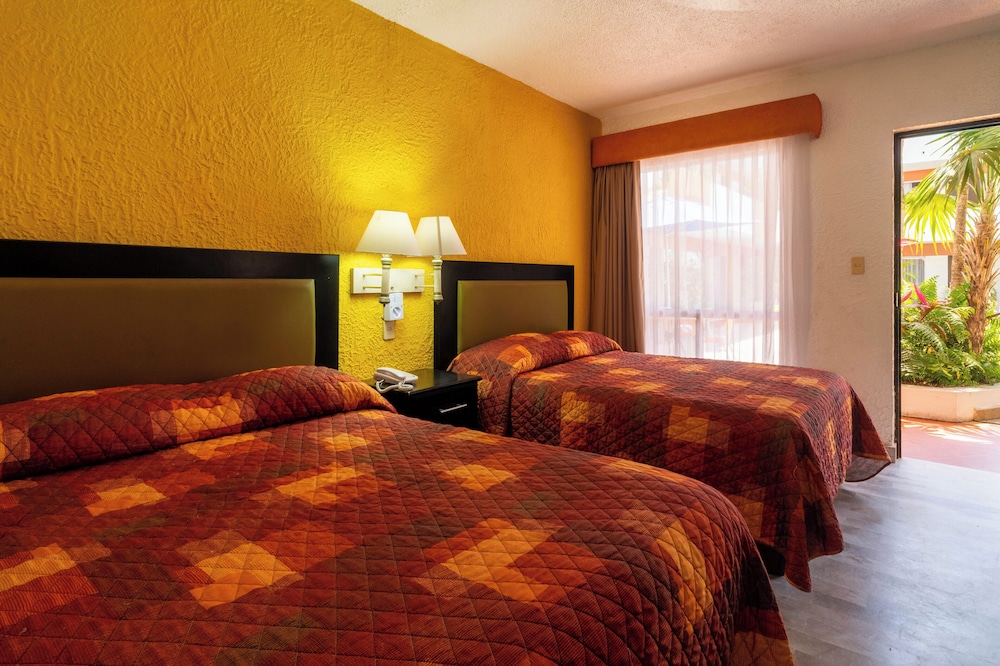 Azteca Inn Hotel 28/62