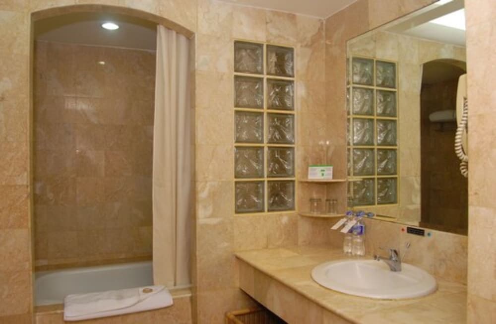 Surabaya Suites Hotel Powered by Archipelago 37/66