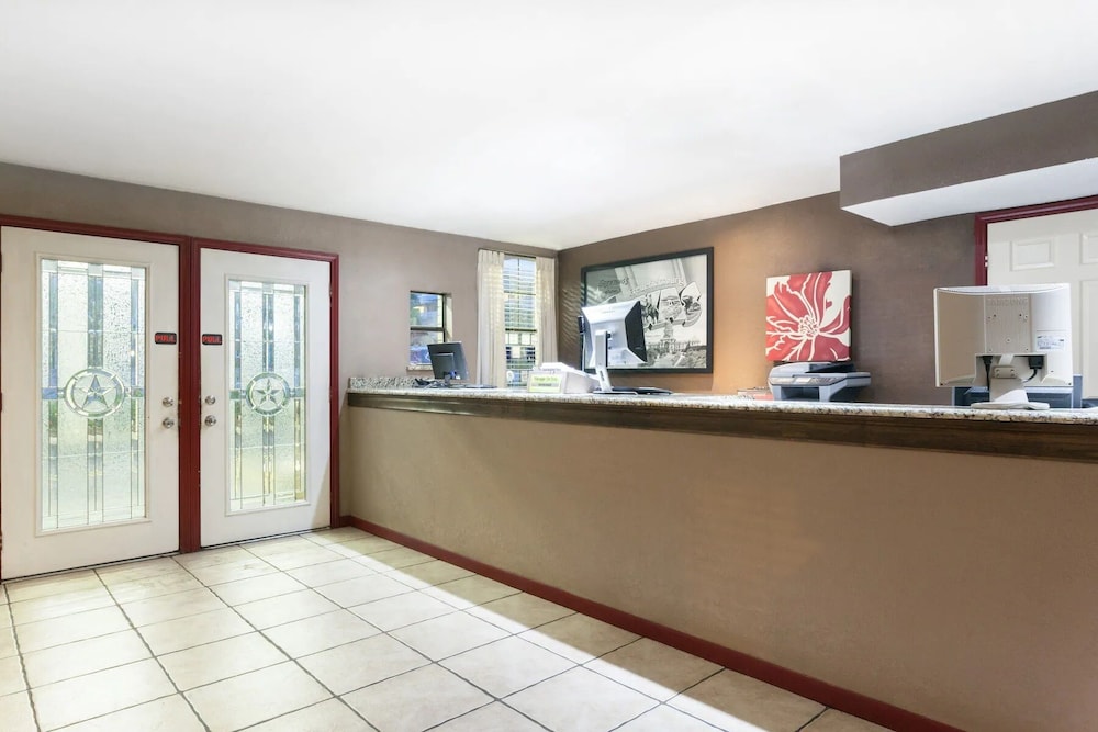 Super 8 by Wyndham Fredericksburg 20/51
