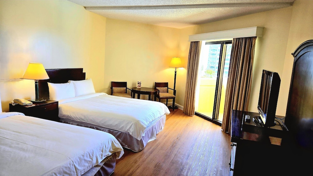 STANDARD, DOUBLE BED, CITY VIEW