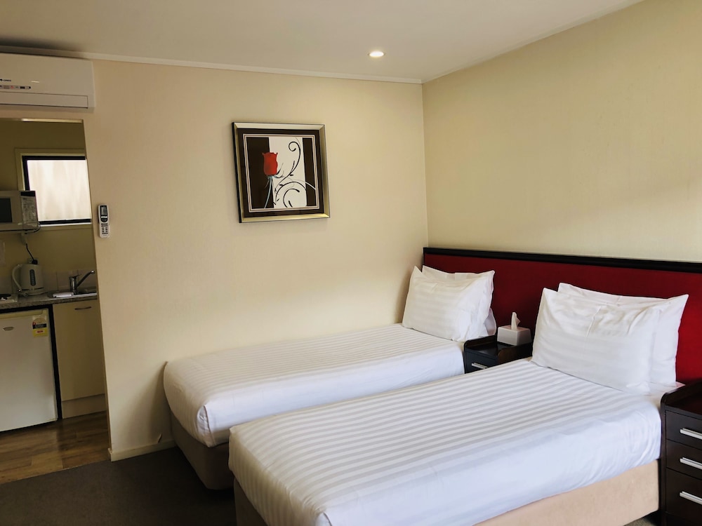 TUDOR COURT MOTOR LODGE 21/70