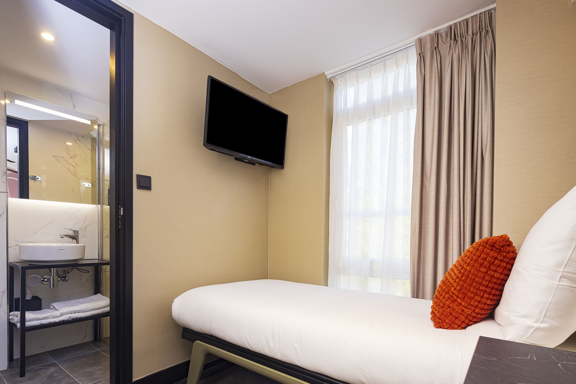 ROOM, SINGLE, SMALL