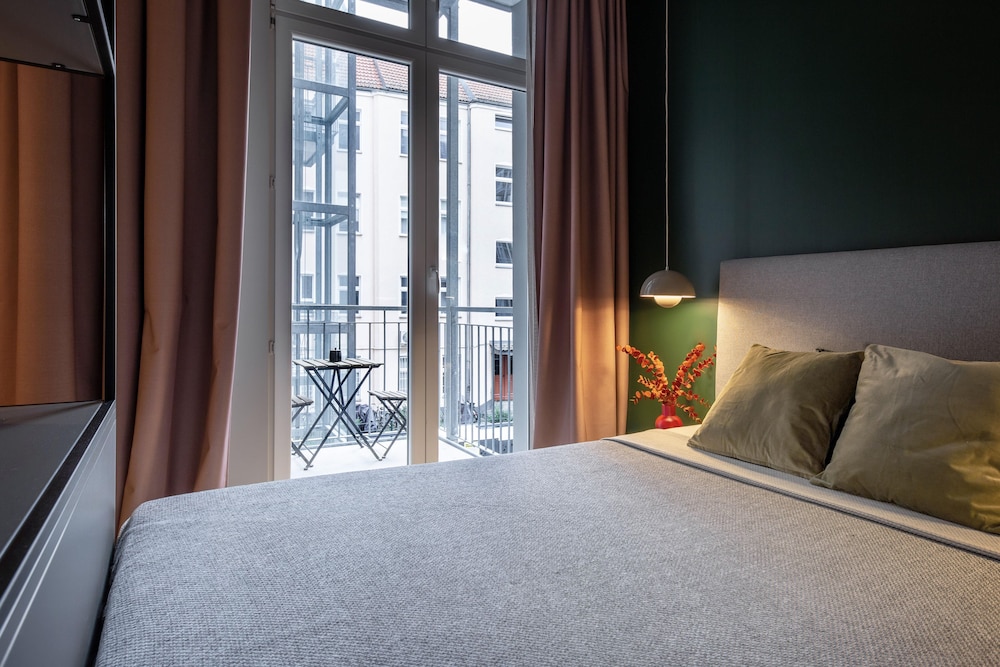 Smart, Plus, Apartment, Queen Bed, Balcony, Kitchen