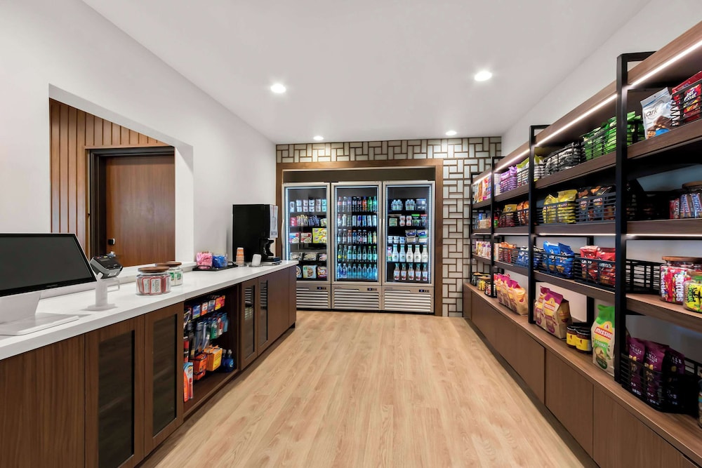 Everhome Suites Glendale Sports & Entertainment District 9/47