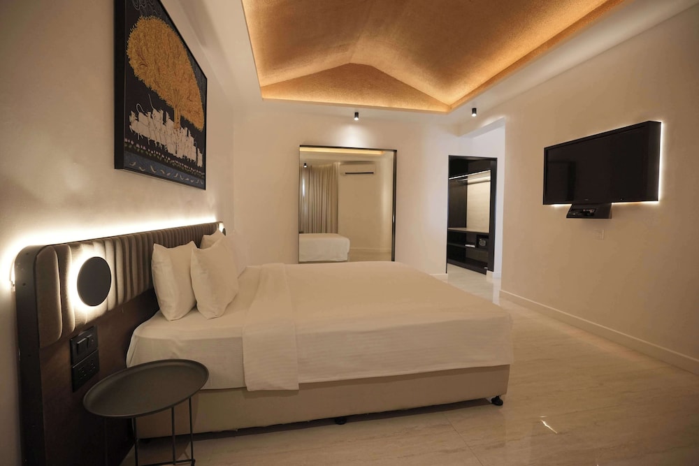 جناح بريميوم بسرير كينج مع أريكة بمنطقة جلوس، Resort Country Club, Manesar-WorldHotels Distinctive 3/5
