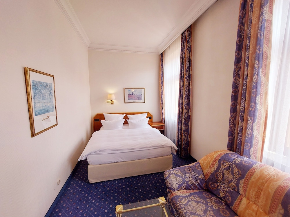 Bayerischer Hof Dresden 29/76