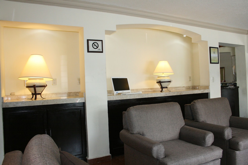 DEL MARQUES HOTEL AND SUITES 8/53