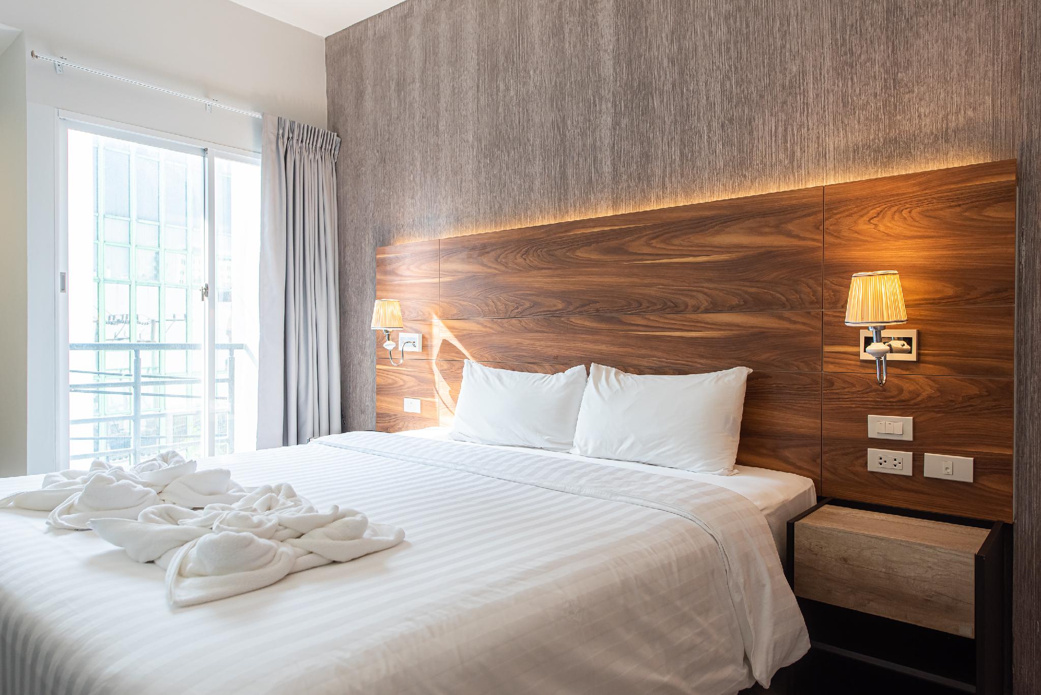 Super, Deluxe, Queen Bed