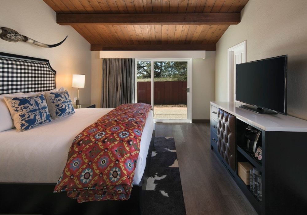 Deluxe, Suite, King Bed, Resort View, Kitchen