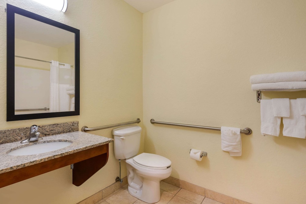 Comfort Inn & Suites Northeast - Gateway 14/32