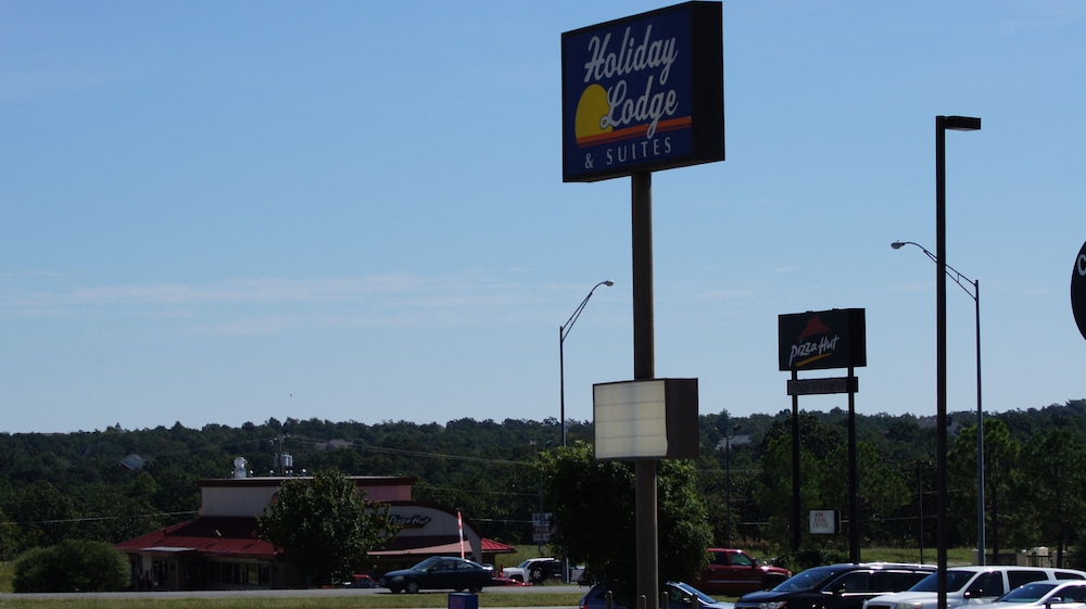 Holiday Lodge And Suites 28/46