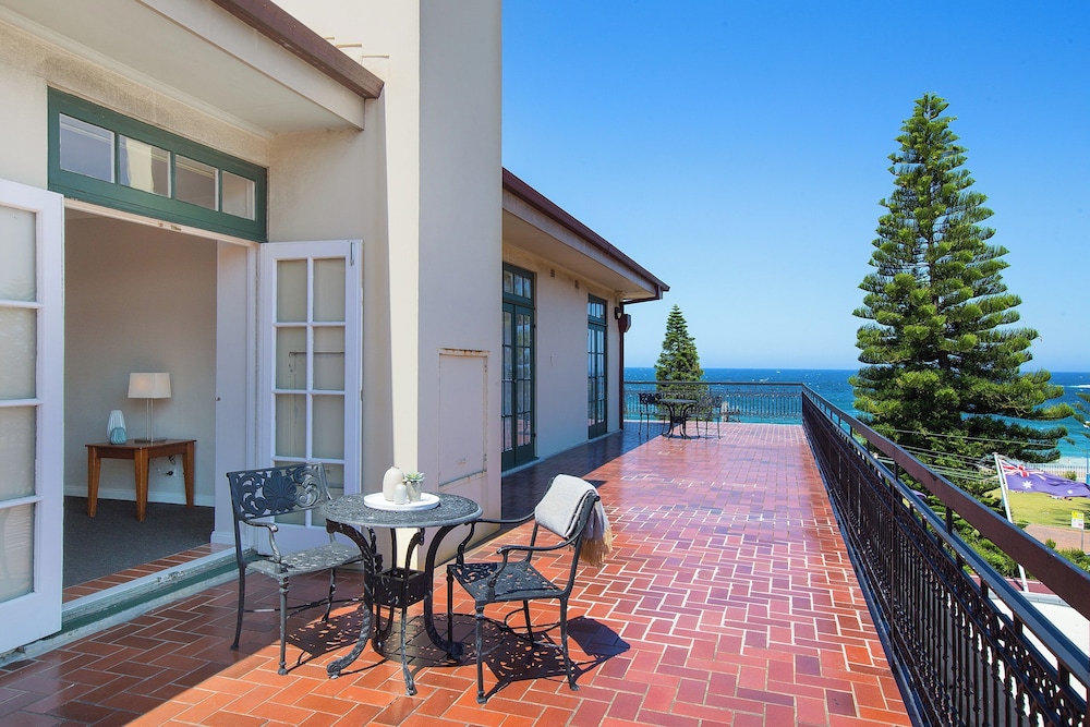 Coogee Bay Hotel Pub Style 23/50