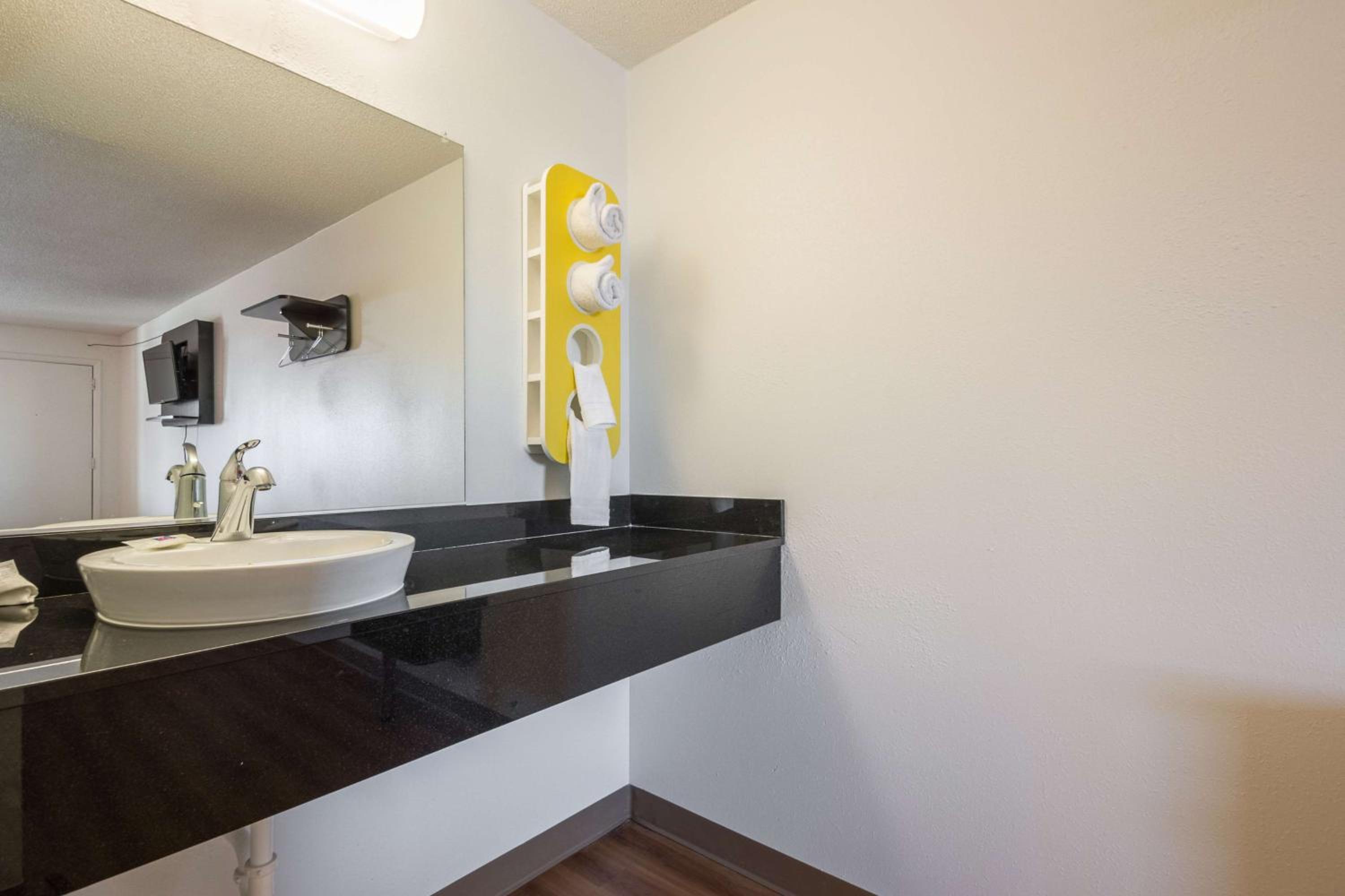 Motel 6 Indianapolis IN - South (ex Americas Best Inn South) 45/46