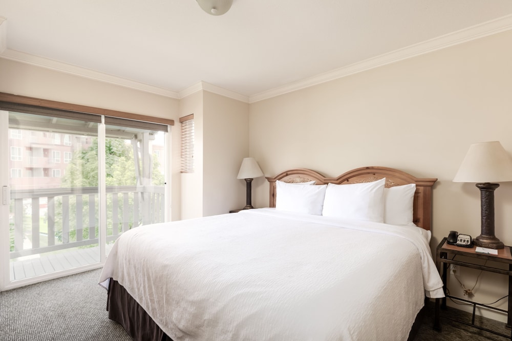 2 BEDROOMS, VILLA, GARDEN AREA