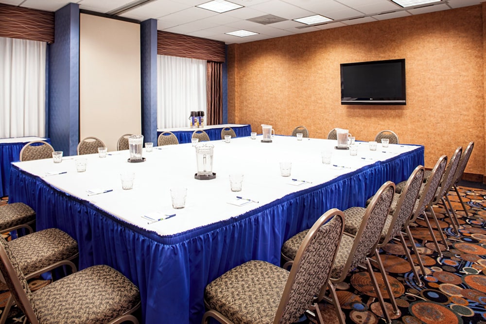 Holiday Inn Express Suites Coralville 59/67