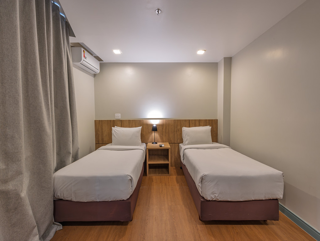 غرفة بسريرين منفصلين بشرفة، B&B HOTEL Rio de Janeiro Copacabana 3/6