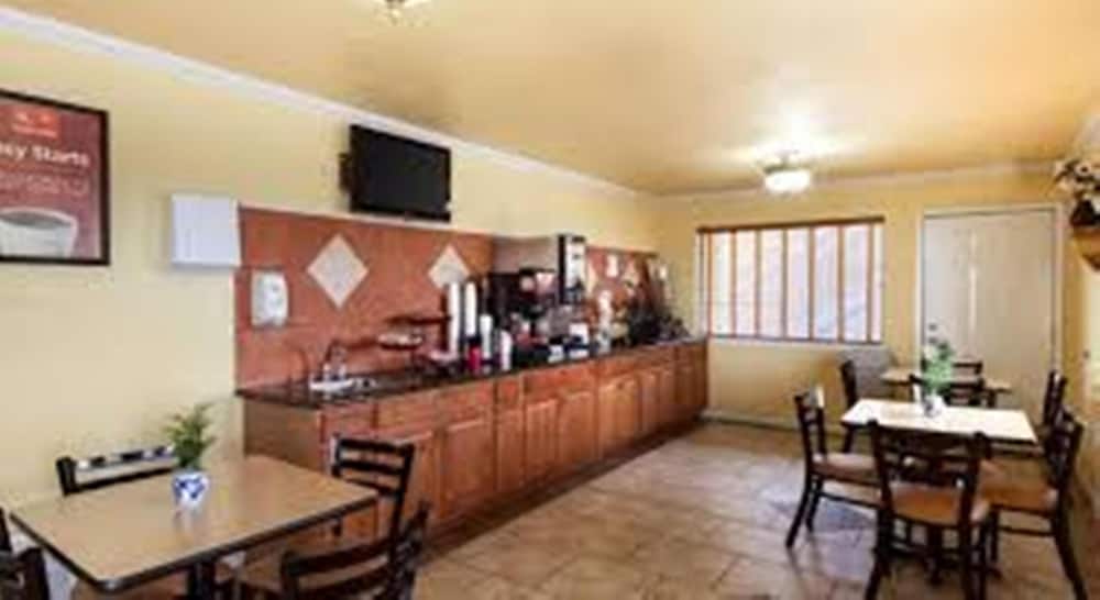 Econo Lodge Inn & Suites San Antonio near Frost Bank Center 21/25