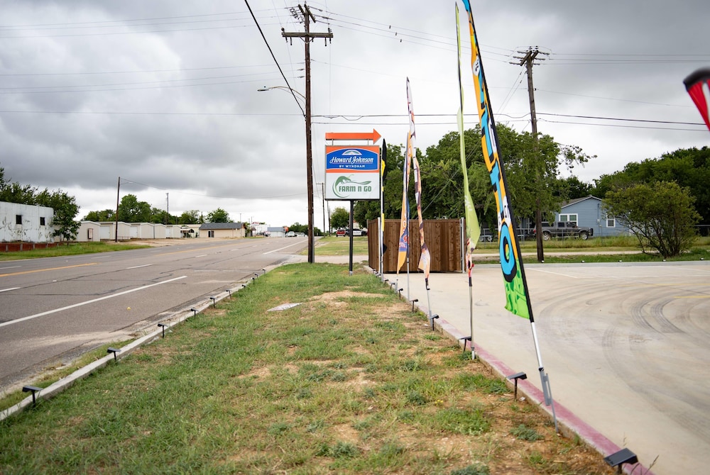 Howard Johnson by Wyndham Hillsboro TX 21/26