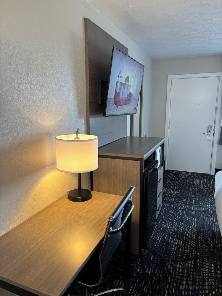 Baymont by Wyndham Petoskey 32/51
