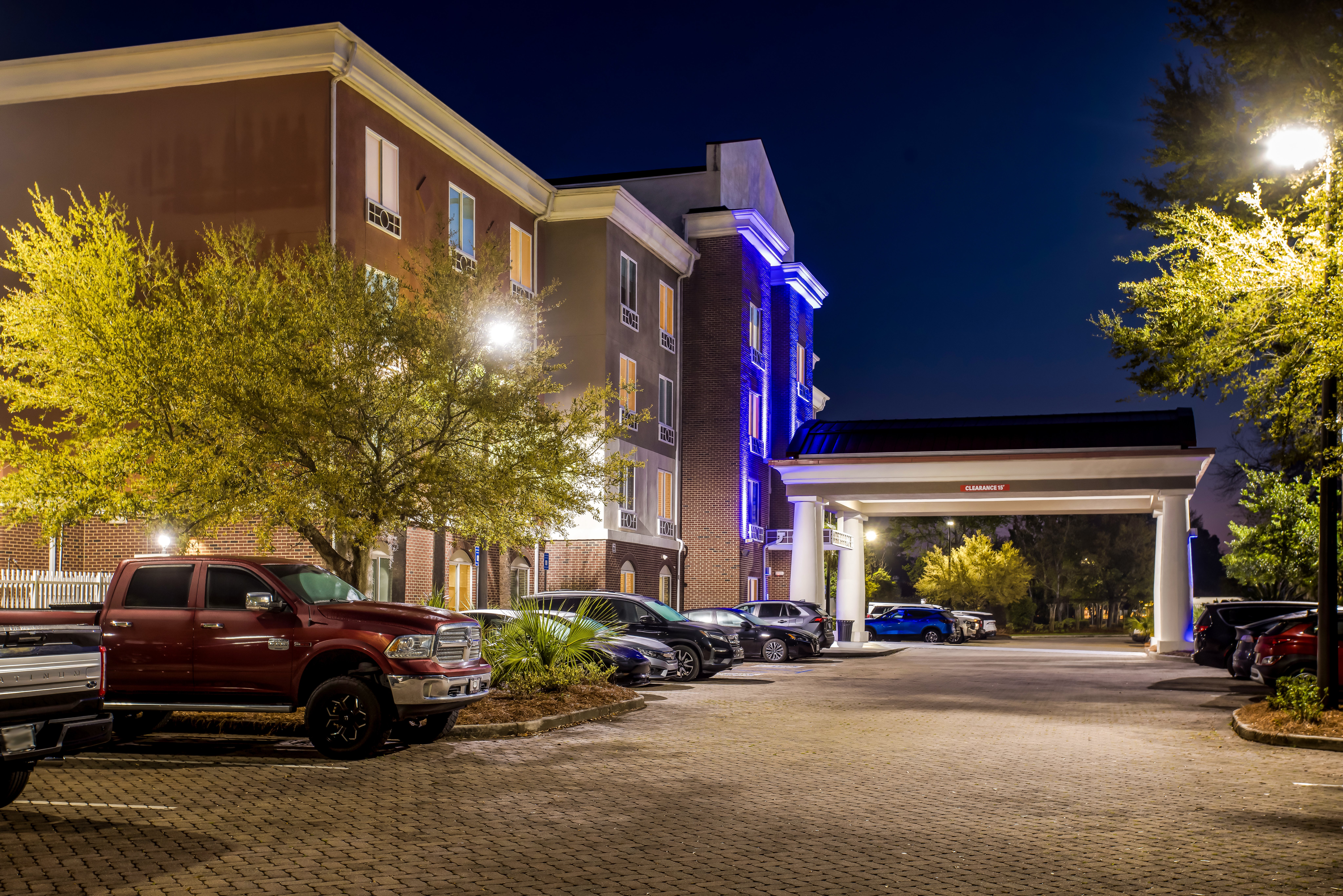 Holiday Inn Express Hotel Suites Savannah Midtown 72/81