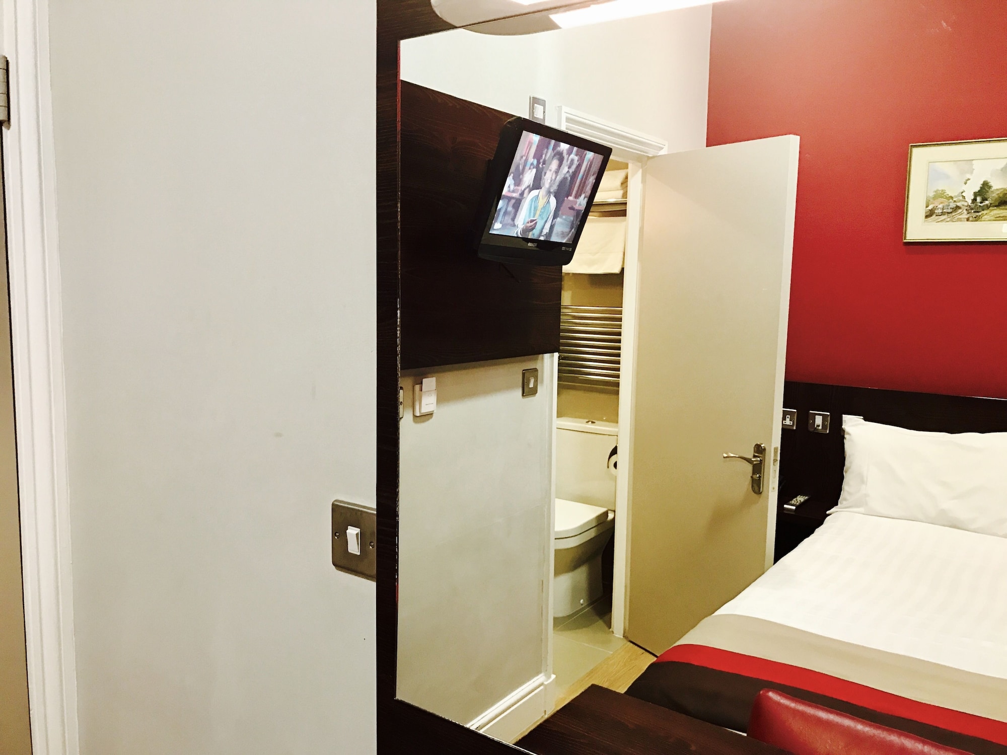 ROOM, DOUBLE BED, SMALL