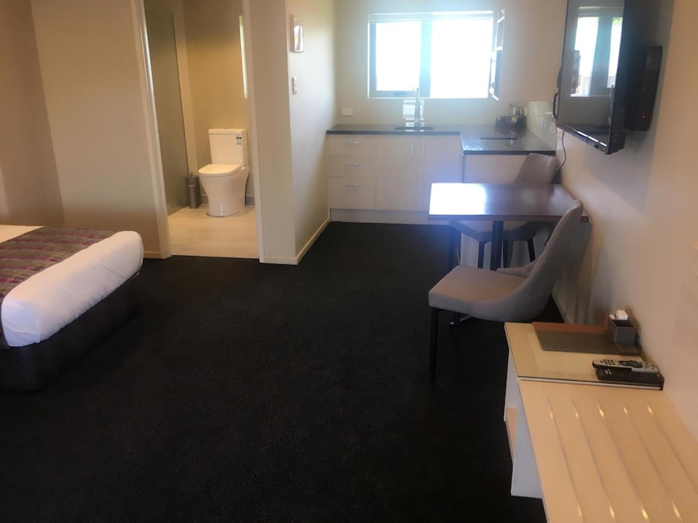 Ellerslie Palms Motel 57/68