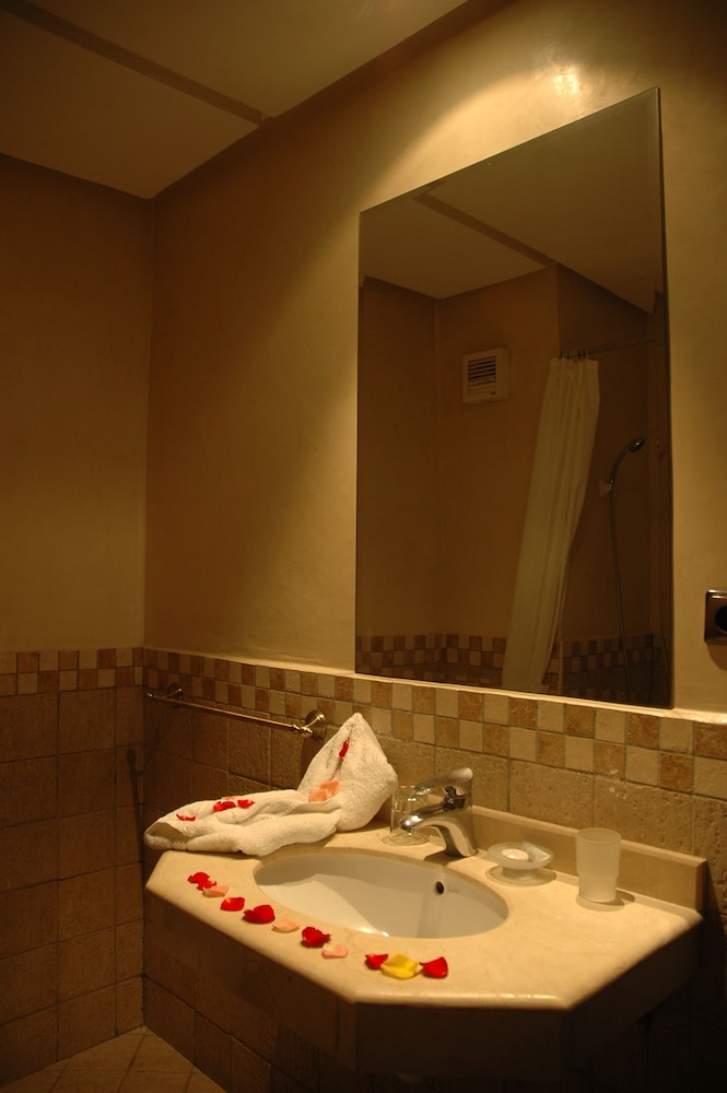 MONT GUELIZ HOTEL 32/34