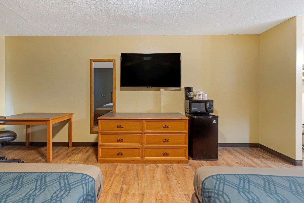 Econo Lodge Pryor 44/58