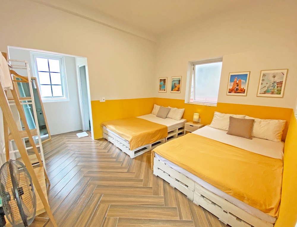 STANDARD, 2 DOUBLE BEDS