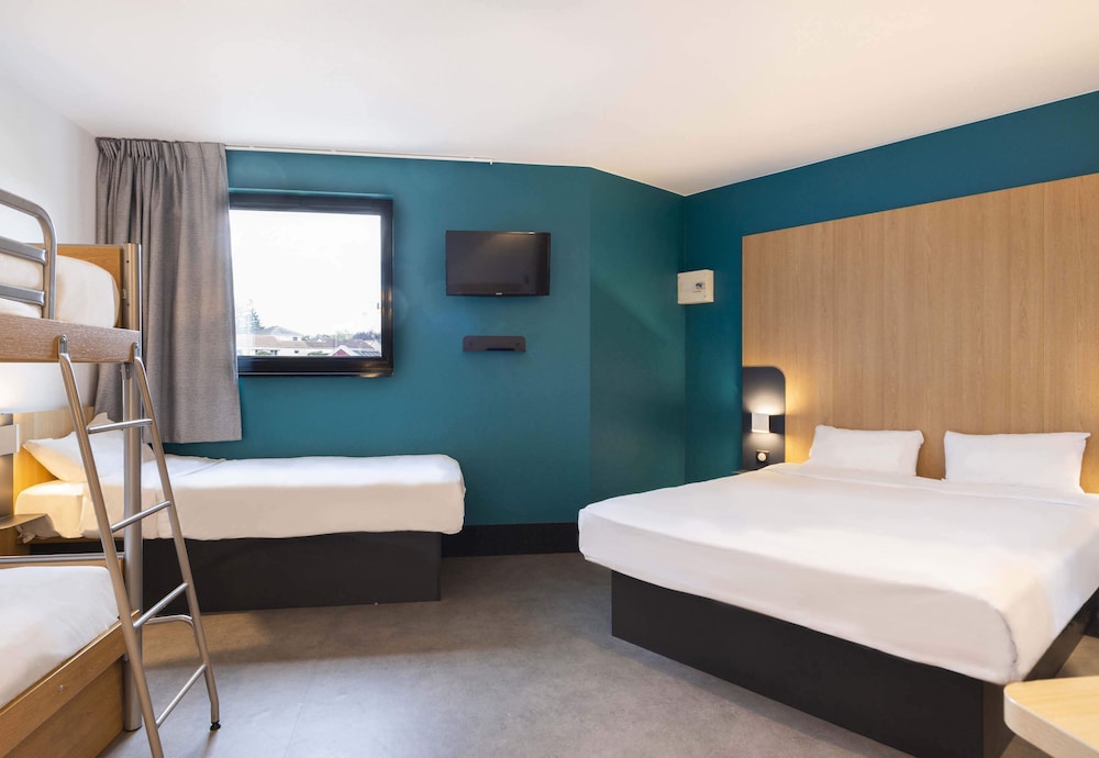 Family, 1 Double and 3 Single Beds