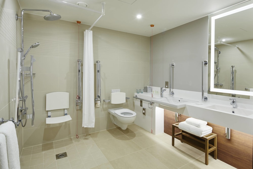 Courtyard by Marriott Luton Airport 14/57