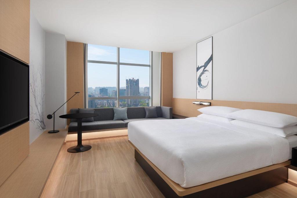 Select, Guest Room, King Bed, City View