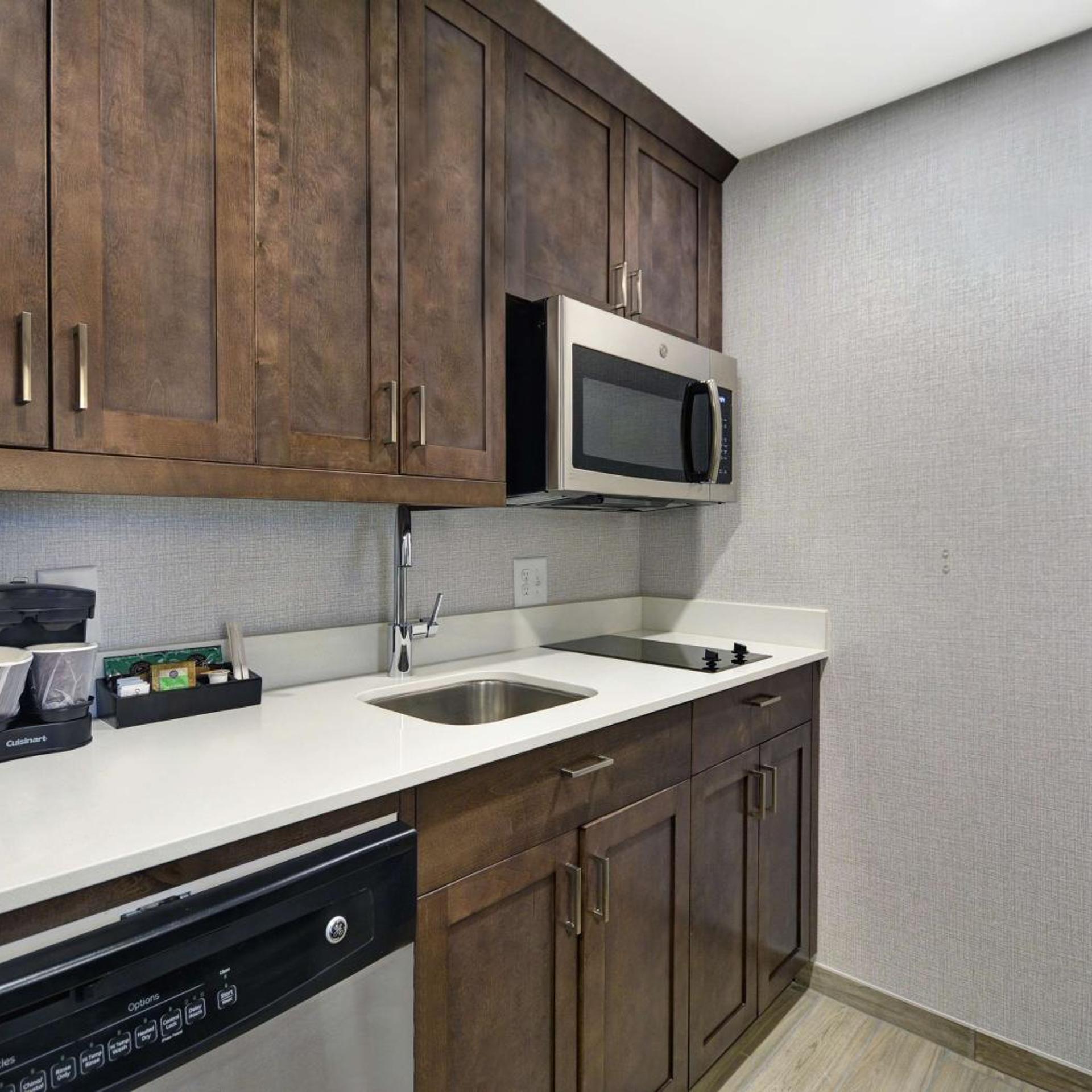 جناح بسريرين كوين بغرفة نوم واحدة مع أريكة، Homewood Suites by Hilton Athens Downtown University Area 5/5