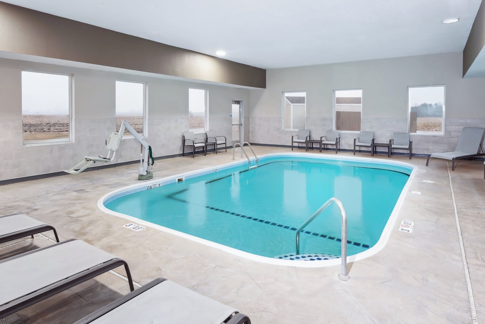 Holiday Inn Express Hotel Suites Pekin Peoria Area 38/62