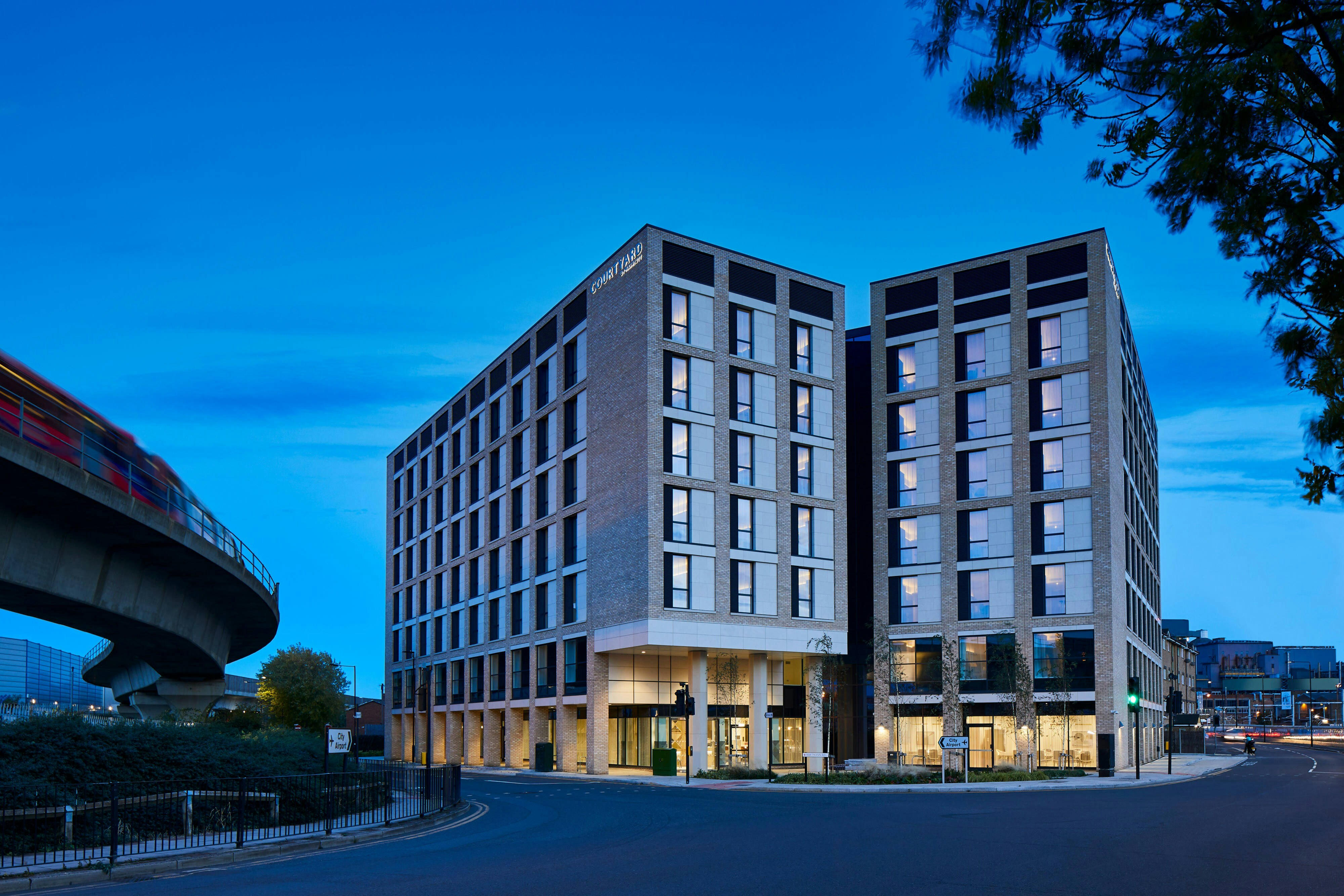 Courtyard by Marriott London City Airport 2/18