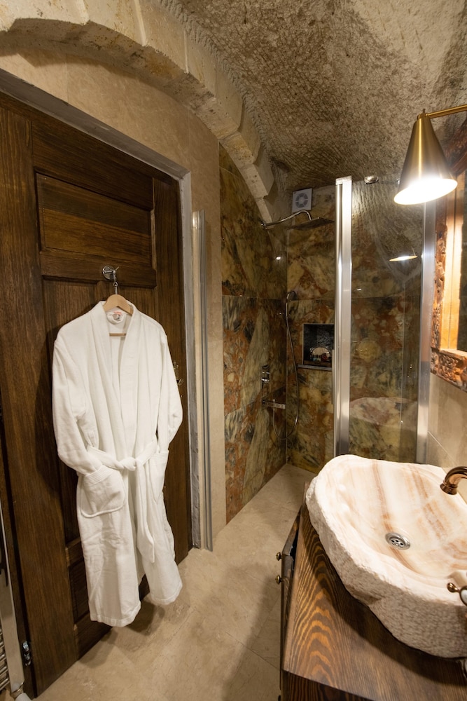 Foremanson Cave Hotel 48/50
