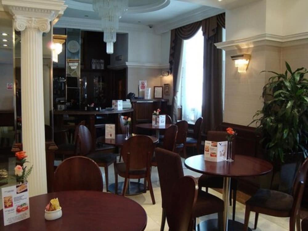 Royal Eagle Hotel 54/66