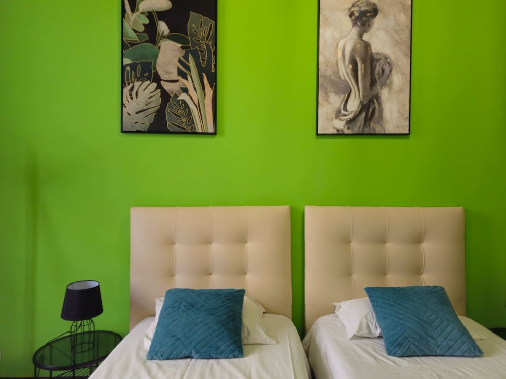 Santa Maria Hostel 33/37