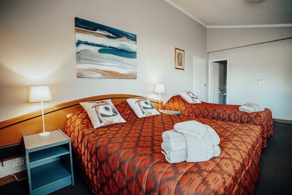 SEASONS HOTEL NEWMAN 19/44