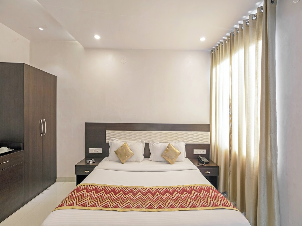 DELUXE, KING BED, CITY VIEW