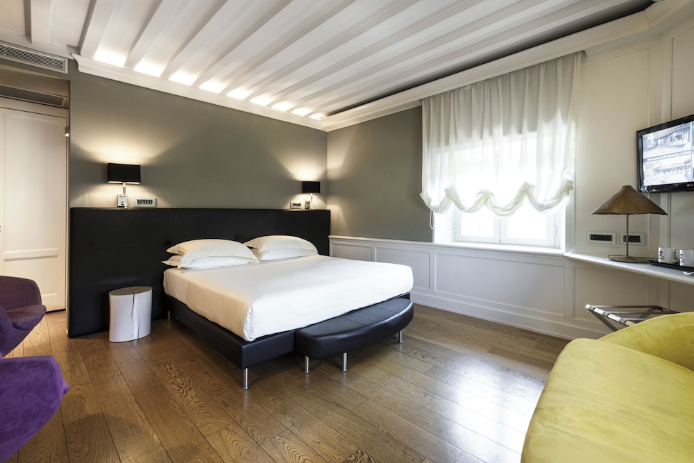 DELUXE, DOUBLE BED
