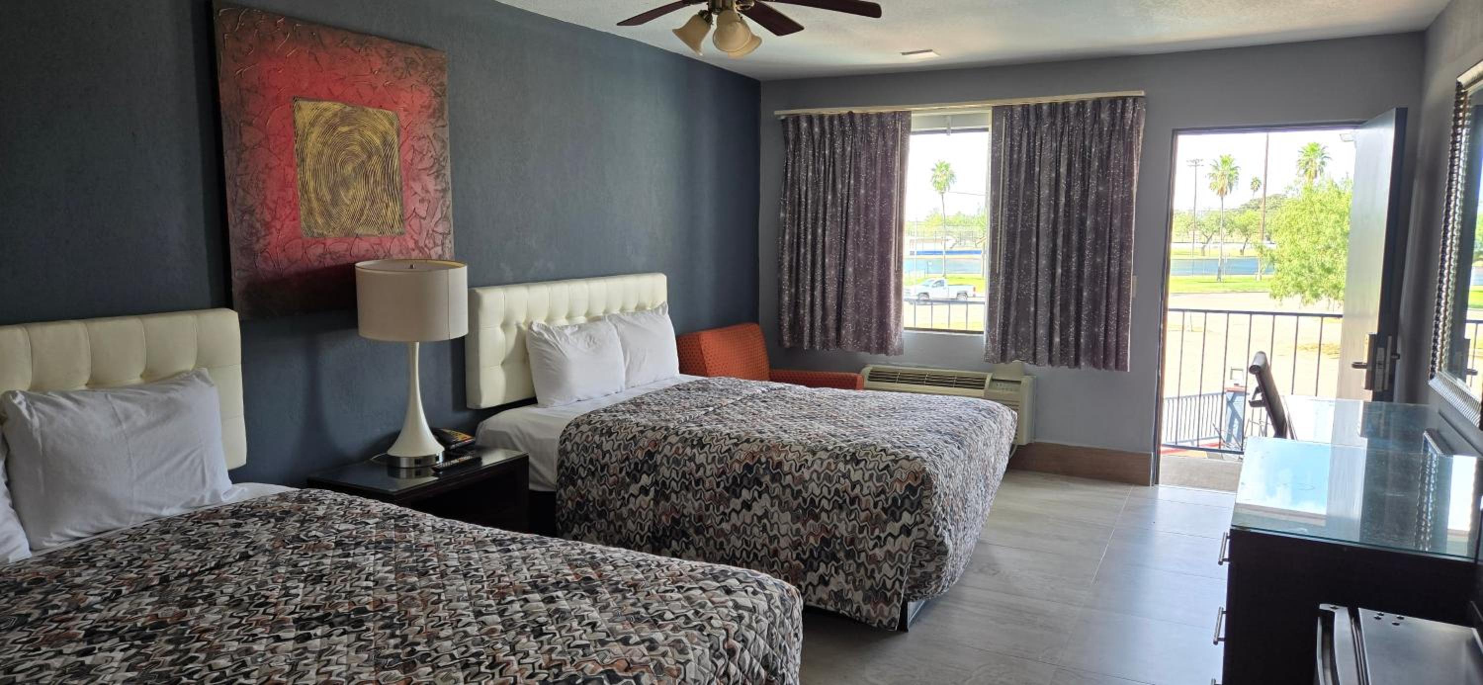 Deluxe Inn Airport 3/26
