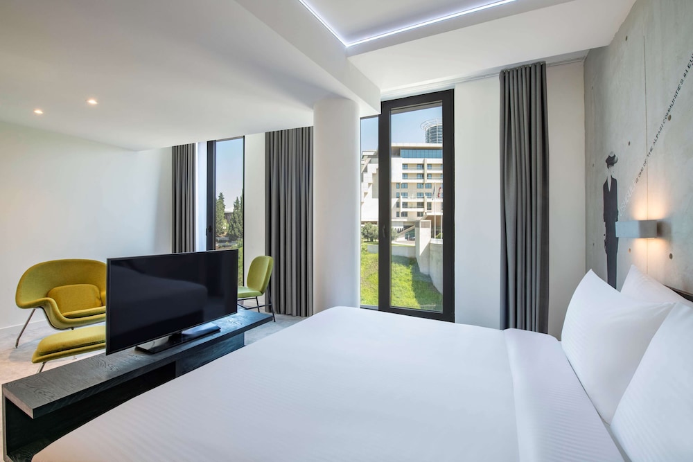Golden Tulip Design Tbilisi 8/55
