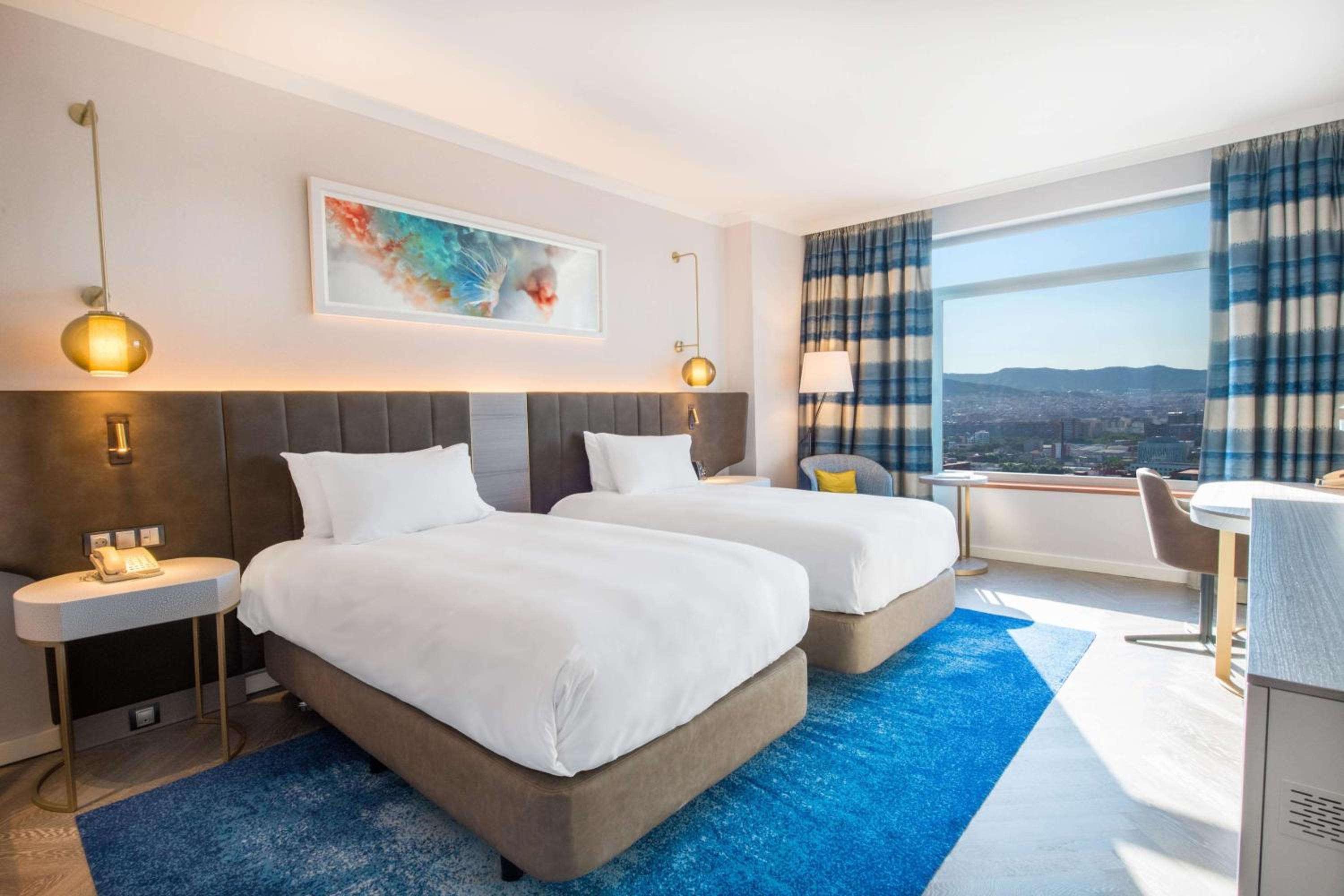 EXECUTIVE, TWIN BEDS
