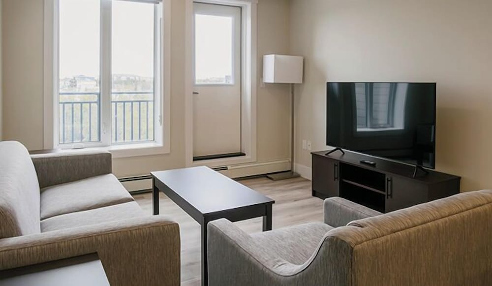 Chateau Nova Yellowknife 26/49
