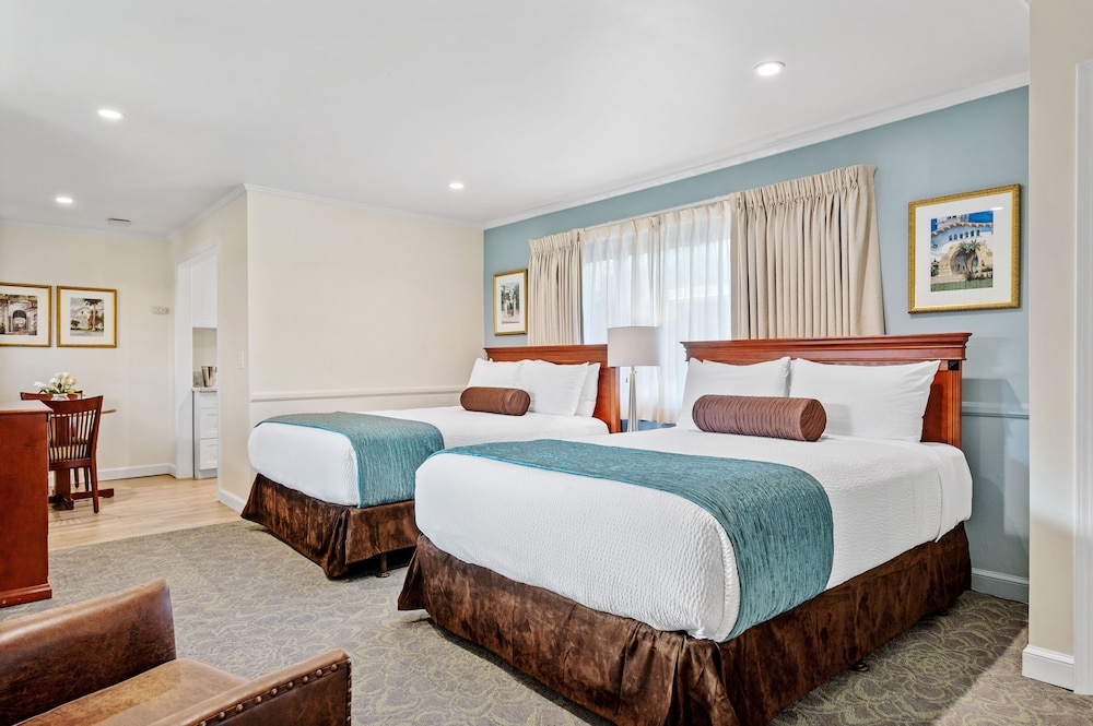 DELUXE, 2 QUEEN BEDS