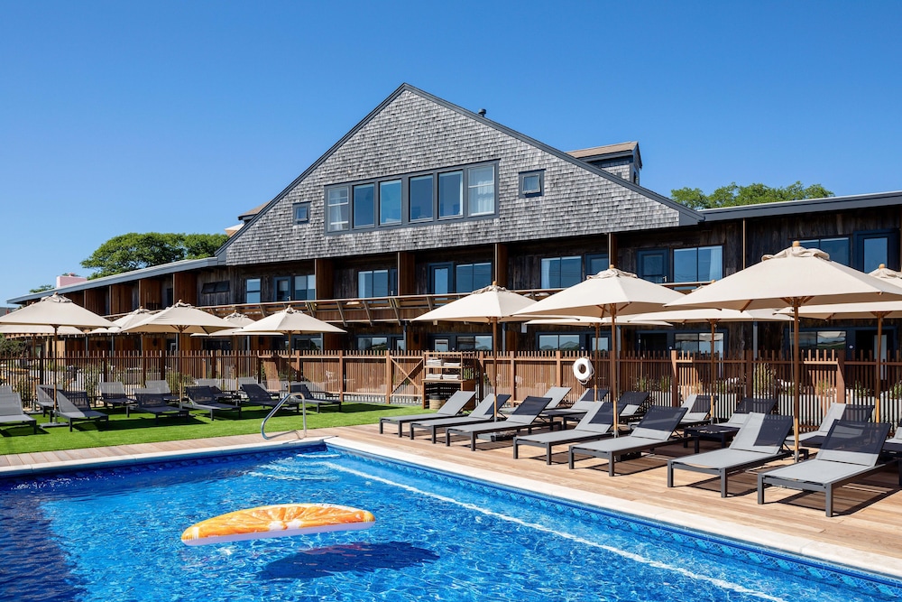 AWOL Hotel Provincetown 40/43