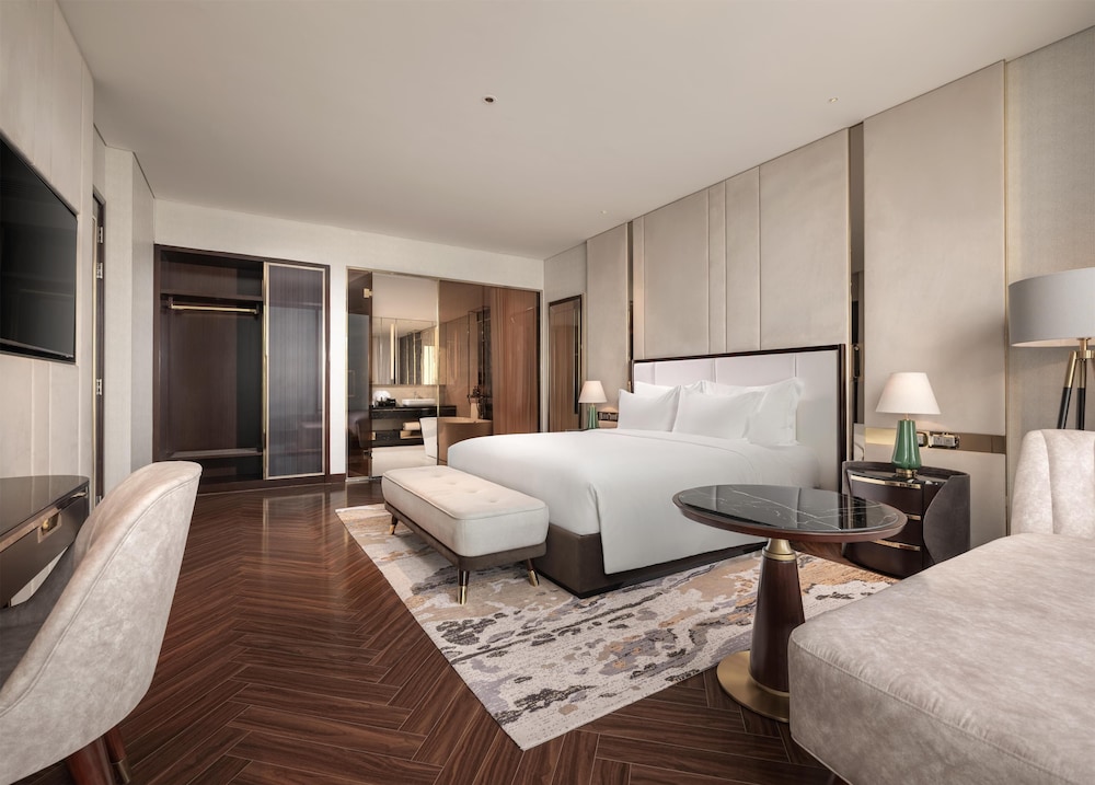 1 Bedroom, Suite, King Bed, Bay View