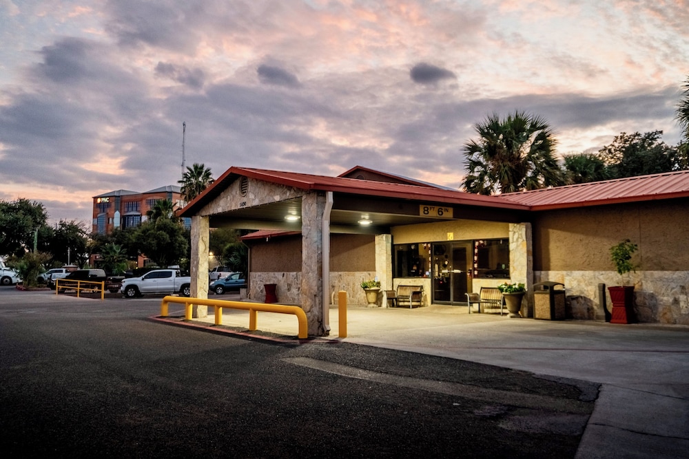 Family Garden Inn Suites 5/50
